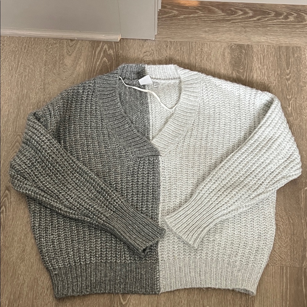 Chic V-Neck Women's Sweater in Gray and White